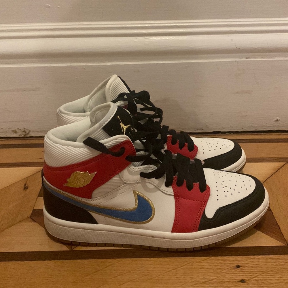 Jordan 1 mid. Only worn a few times. Great Condition.